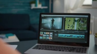 Montaj yapmak için video düzenleme yazılımı üzerinde çalışan tasarım öğrencisi