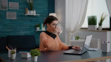 Bilgisayarda uzaktan eğitim yapmak için daktilo kullanan bir kız öğrenci.