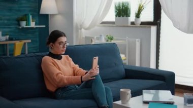 Cep telefonu video konferansında konuşan kız öğrenci