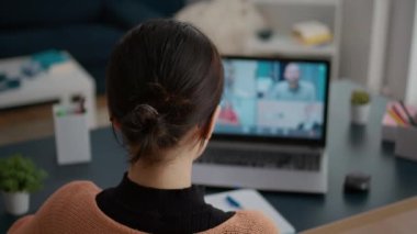 Uzak bir internet konferansında iş öğrencileriyle toplantı