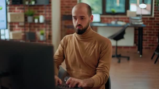 Retrato del gerente financiero trabajando en la computadora para planificar el crecimiento de la economía — Vídeos de Stock