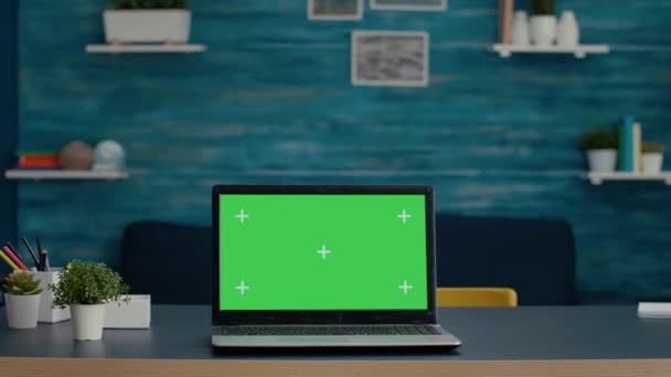 リビングルームの現代のラップトップコンピュータ上の緑の画面 — ストック動画