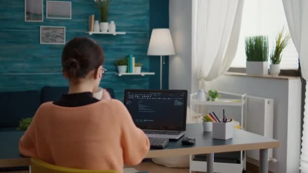 Młoda osoba dorosła pracuje nad programowaniem kodu binarnego przy biurku — Wideo stockowe