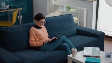 Uzaktan eğitim için dijital tablet kullanan kız öğrenci