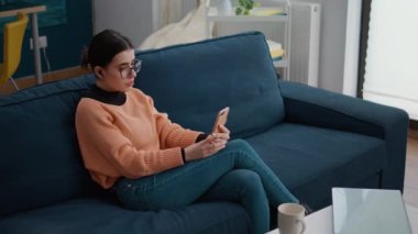 Uzaktan görüntülü konuşmak için akıllı telefonu kullanan genç.