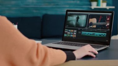 Video görüntülerini düzenlemek için yazılım kullanan çokluortam tasarımcısı