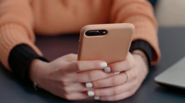 Akıllı telefondan dokunmatik ekranla yazı yazan kız öğrenci