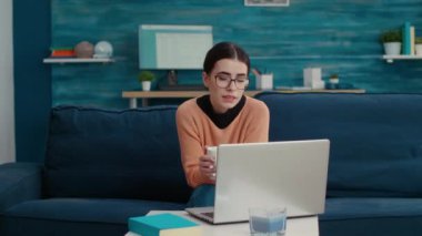 Uzaktan kumandalı telefon görüşmesinde konuşan genç bir yetişkin.