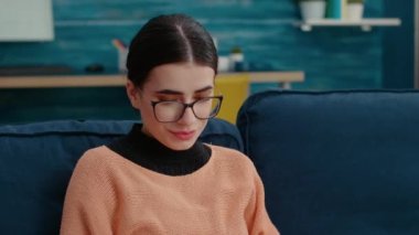 Okul ödevi için cep telefonuyla çalışan öğrenci