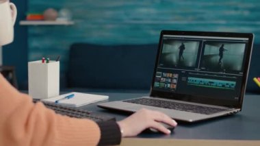 İçerik oluşturucu film yapım yazılımında video montajı yapıyor