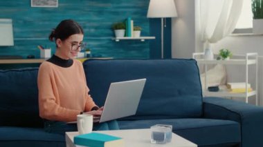 Araştırma projesini planlamak için dizüstü bilgisayarda çalışan kız öğrenci