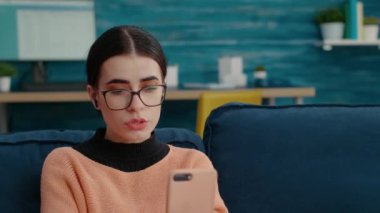 Görüntülü konuşma konferansına katılan kadın