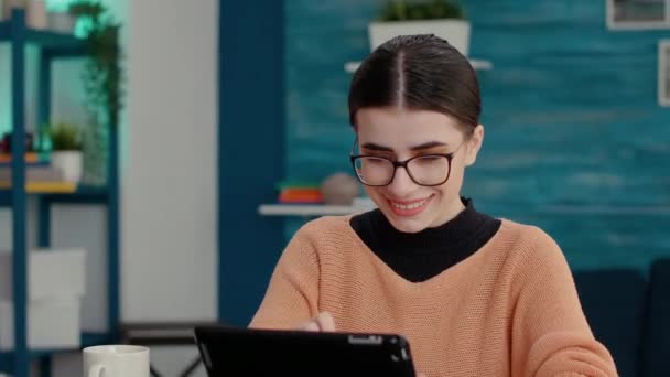 Mujer sonriente usando gadget digital para tomar notas de conferencia — Vídeo de stock