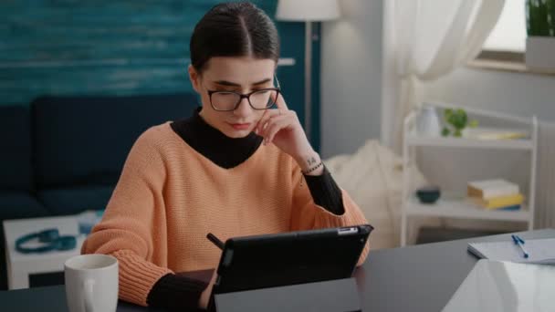 Studentin macht sich Notizen auf digitalem Tablet mit Stift — Stockvideo