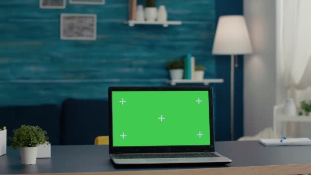 Οθόνη φορητού υπολογιστή με πράσινο φόντο οθόνη στο γραφείο — Αρχείο Βίντεο