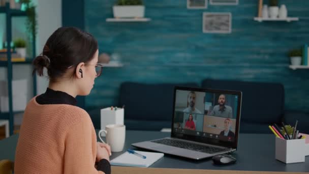 Étudiant participant à une réunion par vidéoconférence avec des gens — Video