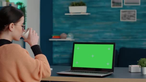 Młody student patrząc na zielony ekran na laptopie — Wideo stockowe