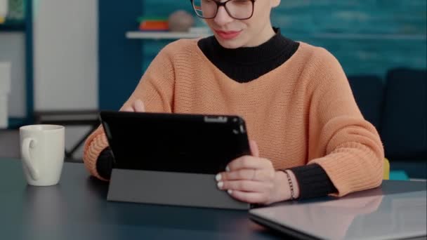 Estudante do sexo feminino fazendo atribuição em tablet digital com caneta — Vídeo de Stock