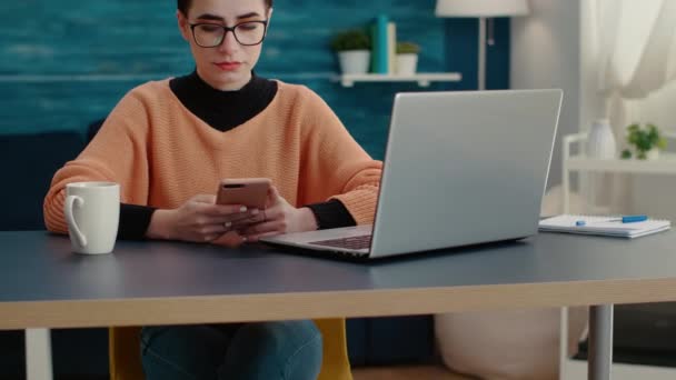 Retrato de la mujer que trabaja en el teléfono inteligente para aprender para el examen — Vídeos de Stock