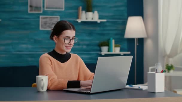 Estudante trabalhando em laptop na mesa para criar projeto escolar — Vídeo de Stock