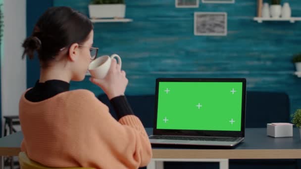 Kobieta student patrząc na zielony ekran tła na laptopie — Wideo stockowe