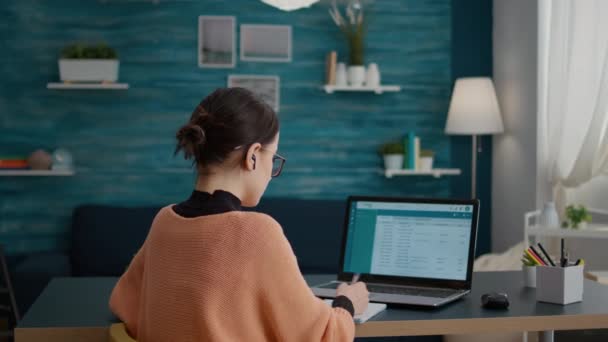 Studente modulo di lavoro a casa sul computer portatile per fare ricerca su internet — Video Stock