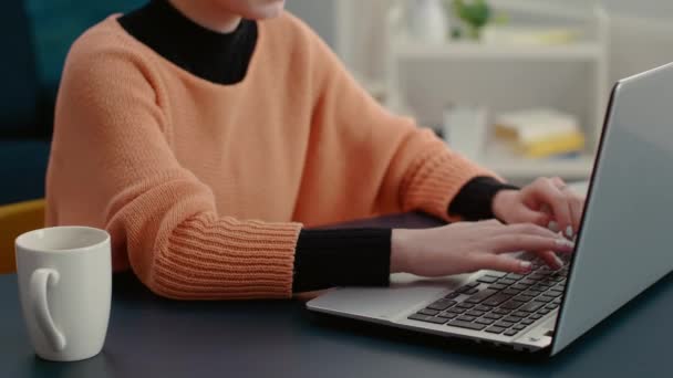 Retrato de mulher digitando no laptop e sorrindo para a câmera — Vídeo de Stock