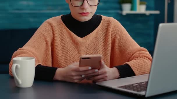 Retrato de una estudiante usando un smartphone para navegar por internet — Vídeos de Stock