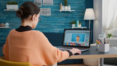 Fotoğraf öğrencisi resmi düzenlemek için rötuş yazılımı kullanıyor