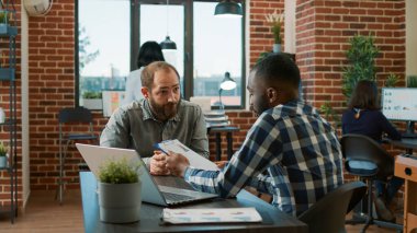 İş görüşmesine katılan çeşitli erkek grupları işe alımı tartışmak için