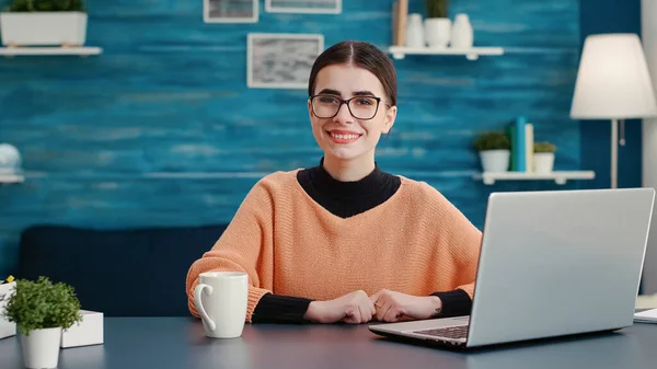 Ritratto di giovane adulto che digita sul computer portatile per pianificare il progetto di classe — Foto Stock