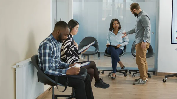 Company employee calling for applicant to attend job interview — Stock Photo, Image