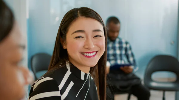 Asiatin spricht mit afrikanisch-amerikanischem Kandidaten über Beschäftigung — Stockfoto