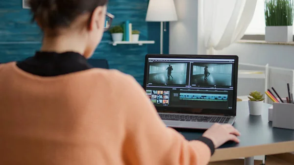 Content maker met behulp van video-editing software om montage te ontwerpen — Stockfoto