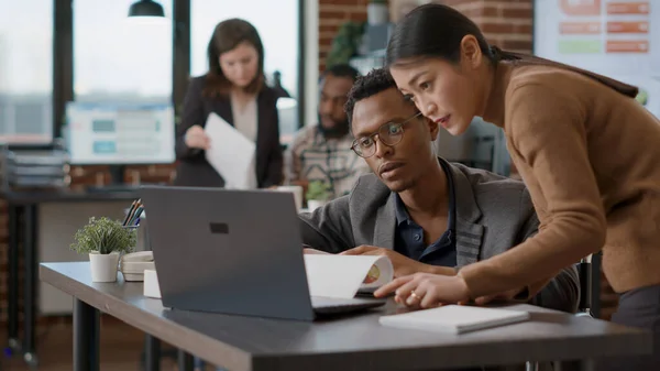 Une équipe diversifiée de personnes réfléchissant à des idées pour travailler sur le leadership — Photo