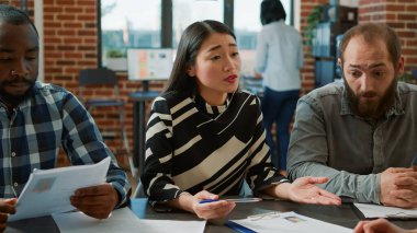 İşini kaybettikten sonra şans dilenen üzgün kadın.