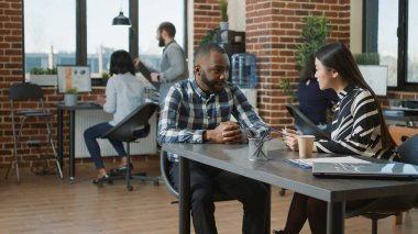 Asyalı oyuncu erkek adayla iş teklifi hakkında röportaj yapıyor