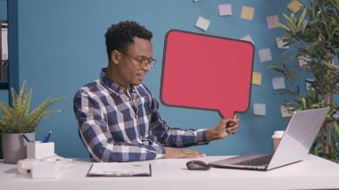 Çevrimiçi video görüşmesinde konuşma baloncuğunu gösteren adam