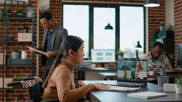 Vrouw wonen videocall vergadering op laptop met een handicap vriendelijk kantoor — Stockfoto