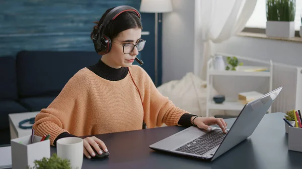 Estudiante usando laptop para asistir a teleconferencia remota — Foto de Stock