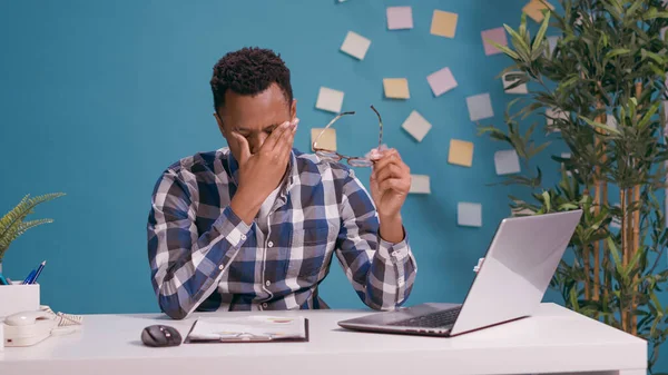 Freelance stressato sensazione di stanchezza per il lavoro straordinario sul computer portatile — Foto Stock