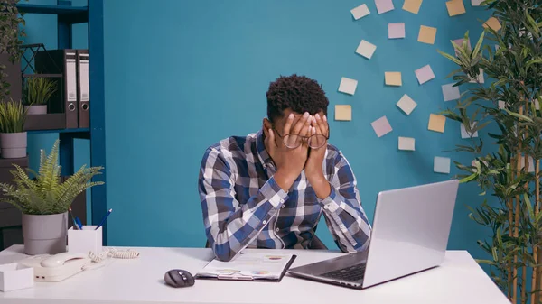 Desperate employee working on laptop computer at desk — Stock Photo, Image