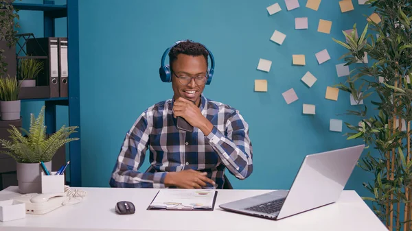 Afrikalı Amerikalı adam akıllı telefondan şarkı söylüyor ve kaydediyor. — Stok fotoğraf