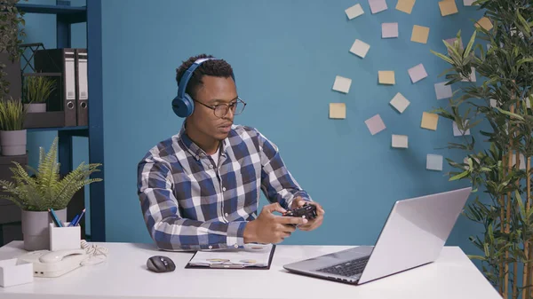 Neşeli adam joystick ve kulaklıkla video oyunu oynuyor. — Stok fotoğraf