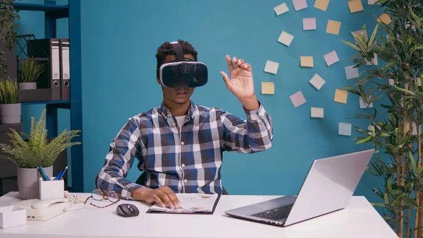 Cheerful man using virtual reality glasses with interactive vision — Stock Photo, Image