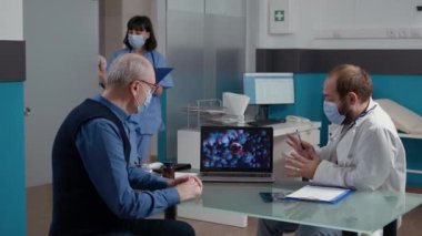 Doktor, Coronavirüs 'ün illüstrasyonla yayıldığını açıkladı.