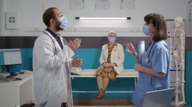 Emekli hasta tıbbi yardım almak için bekliyor.