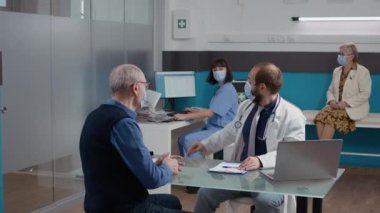 Radyografi analizi yapan pratisyen hekim ofiste sonuç veriyor.