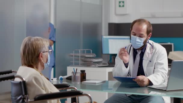 Lékařská konzultace důchodkyně s chronickým postižením — Stock video