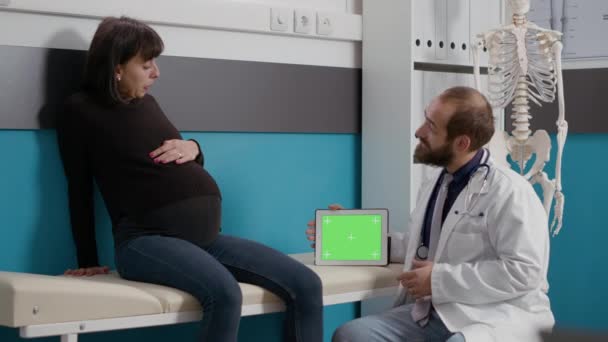 Mujer esperando un hijo y mirando la pantalla verde horizontal — Vídeos de Stock